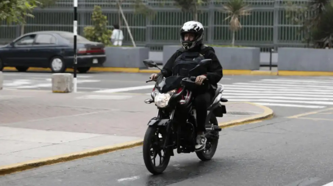 Motociclistas de delivery en Lima: 40% usan el celular mientras manejan, advierte estudio
